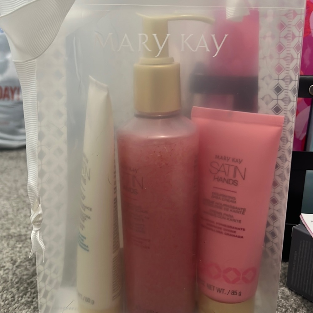 Mary kay pomegranate satin hands~new